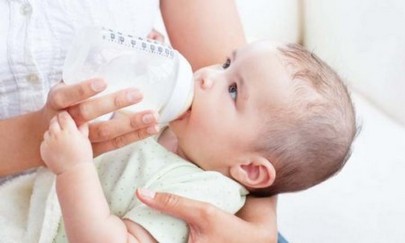 Age-by-Age Guide To Feeding Your Baby 1