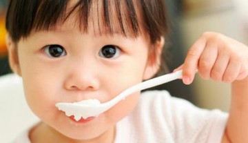 Age-by-Age Guide To Feeding Your Baby