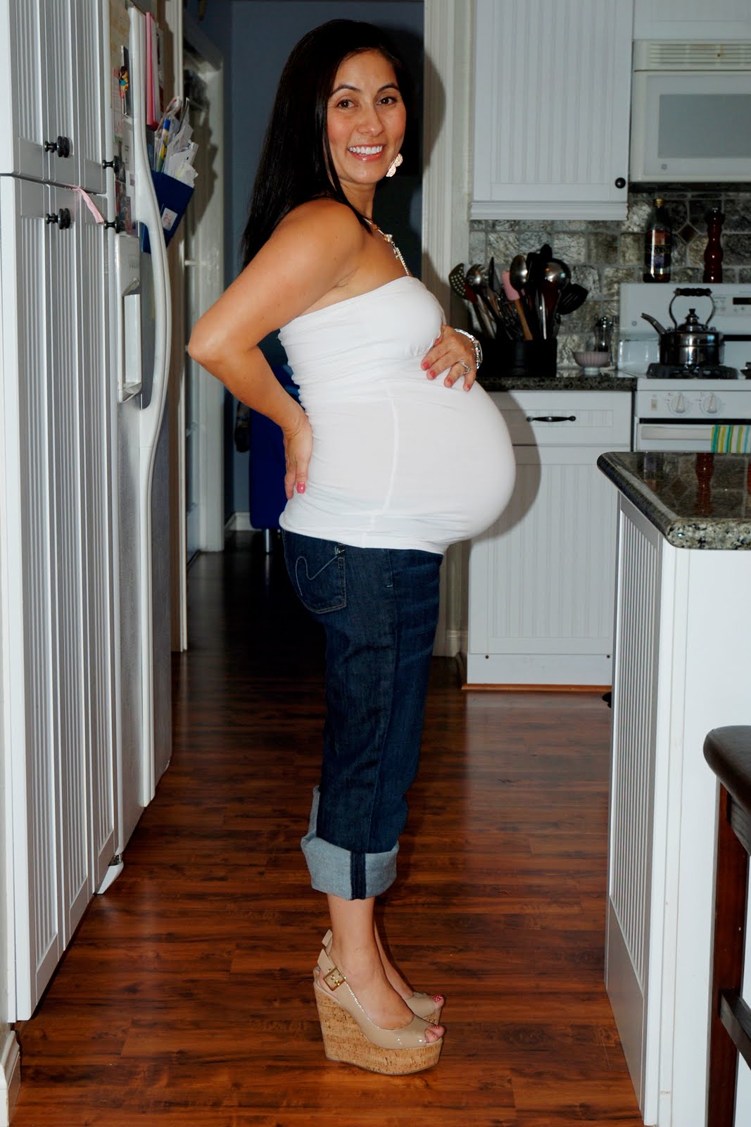 pictures of 8 months pregnant belly